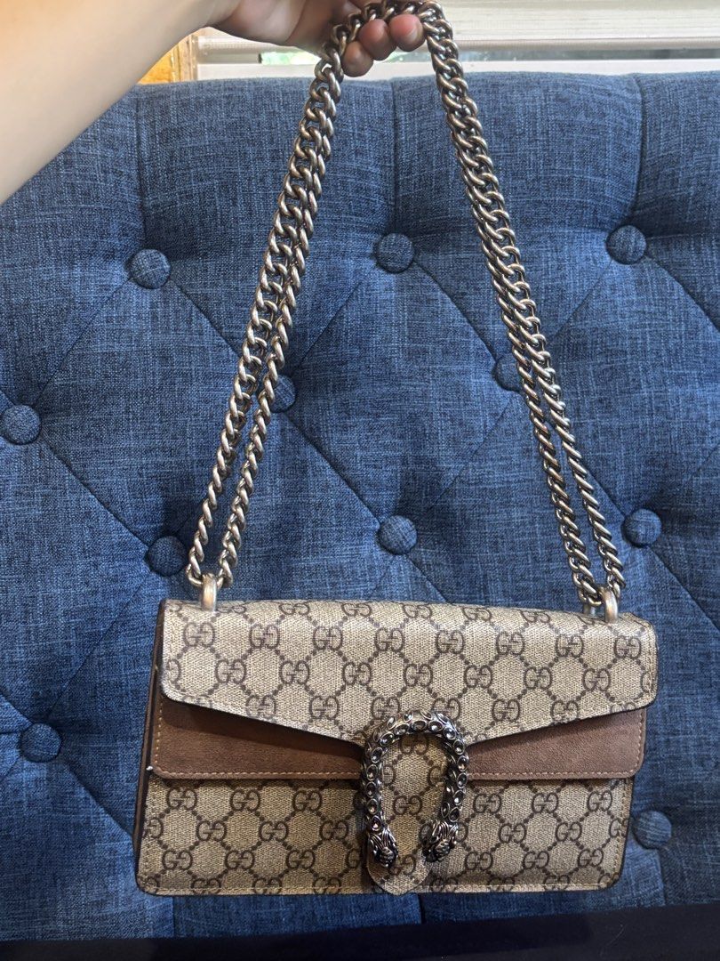Envelope Bag (Category: Luxury Bags & Wallets) located in Caloocan City. Submitted by meiyi789 (Listing ID 1457358518, Image 2). Description: - Stylish brown tote bag - Durable canvas material - Spacious interior - Classic and versatile design NGA.