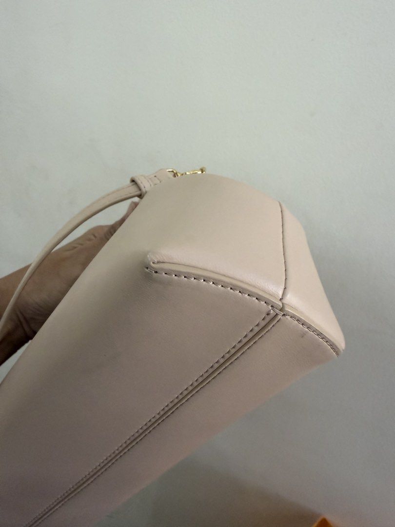Fendí First (Category: Luxury Bags & Wallets) located in Quezon City. Submitted by trxdc22 (Listing ID 1457375261, Image 2). Description: .