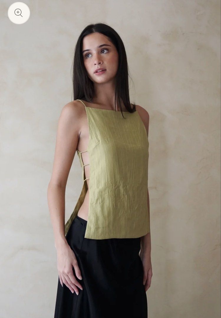 (For Rent) Araw Bintana Top (Category: Sleeveless) located in Makati City. Submitted by chriscloudy (Listing ID 1457421653, Image 2). Description: Can rent up to 3 days :) Pick up: Morning of day 1 Return: Evening of day 3 A security deposit of 2900 is required and will be refunded if the item has been returned safely and in great condition. Please return unwashed! Delivery/shipping fees for pick up and return are both shouldered by the.