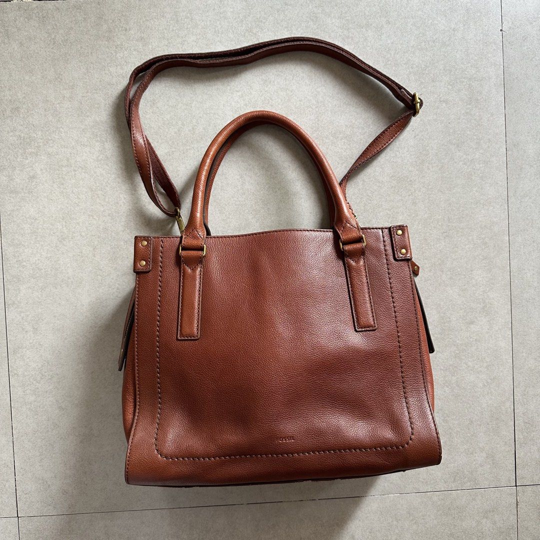 FOSSIL CLAIRE MINI SATCHEL BAG | Unisex (Category: Shoulder Bags) located in Bacoor. Submitted by kirqo (Listing ID 1457490107, Image 2). Description: • Condition: Thrifted (7/10) • Dimensions (in inches): - (H) Height 10” - (L) Length 11” • Issue: No major issues // leather cracking/peeling // signs of usage (see photos) *𝘚𝘸𝘪𝘱𝘦 𝘭𝘦𝘧𝘵 𝘵𝘰 𝘷𝘪𝘦𝘸 𝘢𝘤𝘵𝘶𝘢𝘭 𝘱𝘩𝘰𝘵𝘰𝘴 𝘢𝘯𝘥 𝘧𝘶𝘭𝘭 𝘪𝘵𝘦𝘮 𝘥𝘦𝘵𝘢𝘪𝘭𝘴. 🎁 BUNDLE DISCOUNT Big d