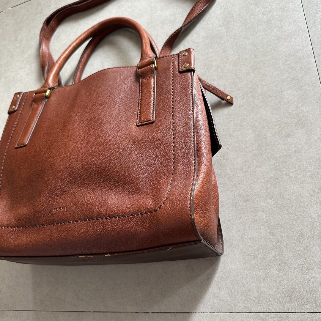 FOSSIL CLAIRE MINI SATCHEL BAG | Unisex (Category: Shoulder Bags) located in Bacoor. Submitted by kirqo (Listing ID 1457490107, Image 3). Description: • Condition: Thrifted (7/10) • Dimensions (in inches): - (H) Height 10” - (L) Length 11” • Issue: No major issues // leather cracking/peeling // signs of usage (see photos) *𝘚𝘸𝘪𝘱𝘦 𝘭𝘦𝘧𝘵 𝘵𝘰 𝘷𝘪𝘦𝘸 𝘢𝘤𝘵𝘶𝘢𝘭 𝘱𝘩𝘰𝘵𝘰𝘴 𝘢𝘯𝘥 𝘧𝘶𝘭𝘭 𝘪𝘵𝘦𝘮 𝘥𝘦𝘵𝘢𝘪𝘭𝘴. 🎁 BUNDLE DISCOUNT Big d