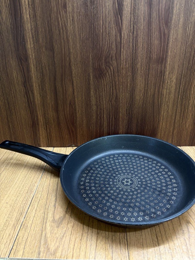 Frying pan 30cm nonstick diamond coat (Category: Cookware & Accessories) located in Bacoor. Submitted by iamcol33nlove (Listing ID 1457498248, Image 2). Description: 🍳 Korean Diamond Coating Non-Stick Frying Pan – 30cm 🇰🇷 From Korea 💎 Diamond coating / Non-stick 🔥 Gas stove only ✨ Good condition 🔸 With signs of usage 🍳 Large 30cm size — perfect for everyday cooking 📍 Location: San Nicolas, Bacoor, Cavite Still in good usable condition!.