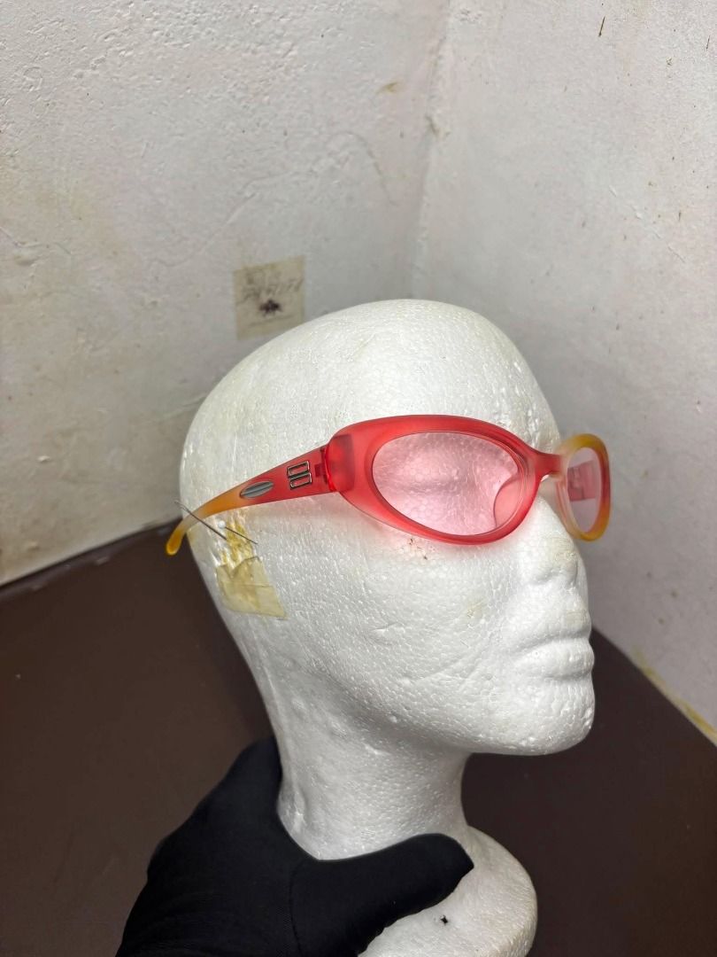 GENTLE MONSTER Juicy MG4 (Category: Sunglasses & Eyewear) located in Bacoor. Submitted by fafofa (Listing ID 1457500351, Image 3). Description: GENTLE MONSTER Juicy MG4.