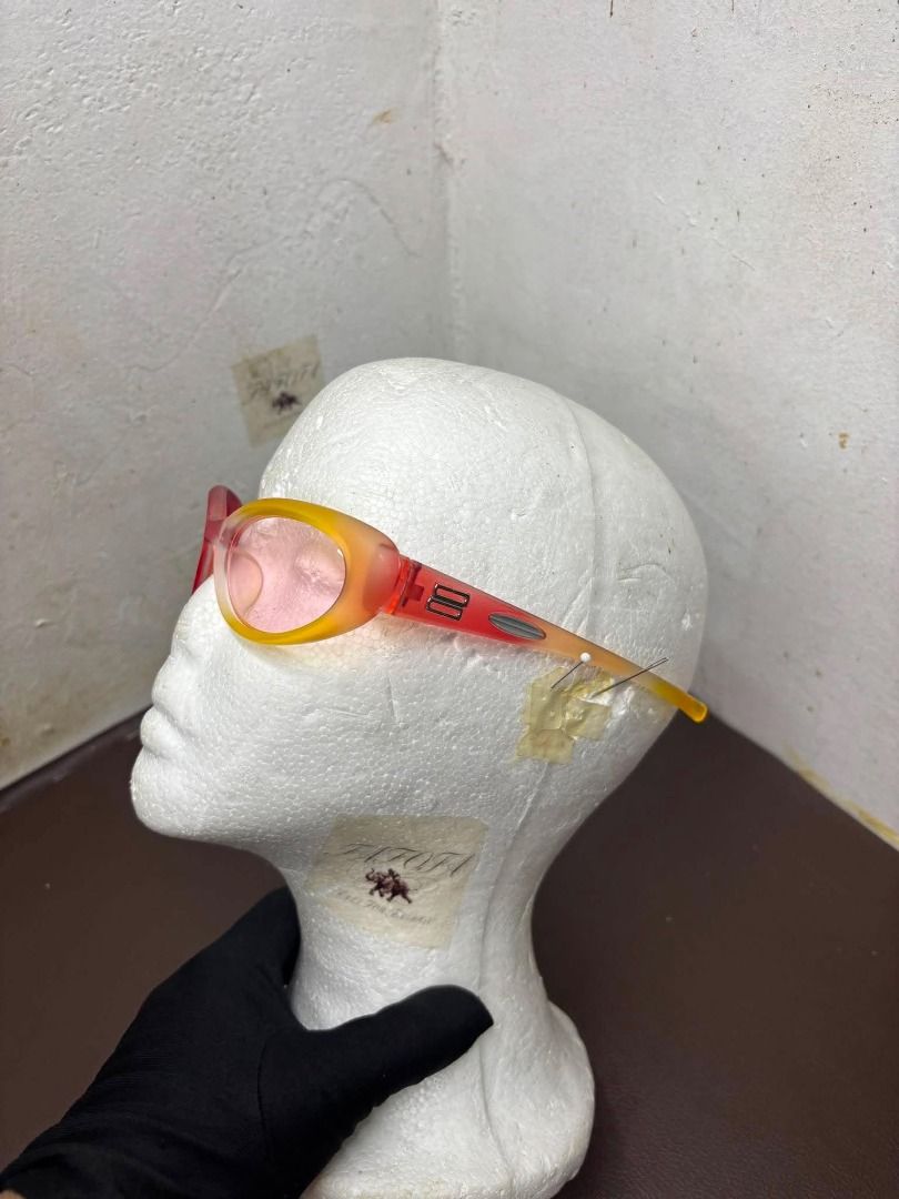 GENTLE MONSTER Juicy MG4 (Category: Sunglasses & Eyewear) located in Bacoor. Submitted by fafofa (Listing ID 1457500351, Image 2). Description: GENTLE MONSTER Juicy MG4.