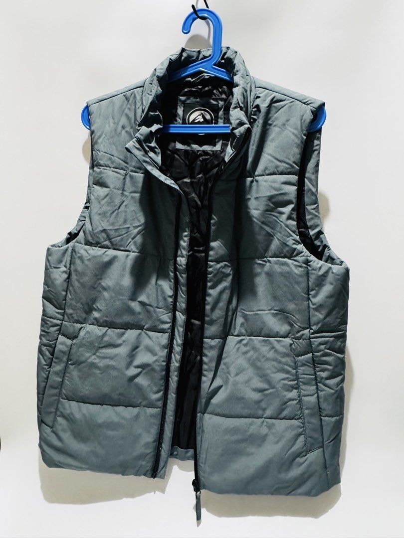 Giordano Puffer Vest - Storm Blue - Size M (Category: Vests) located in Manila. Submitted by iggy.boy (Listing ID 1457505363, Image 3). Description: - Giordano storm blue puffer vest - Brand new (never used, cut tag) - Size M - Stand collar with full zip closure - Two side pockets - Ideal for layering - Comfortable and warm.