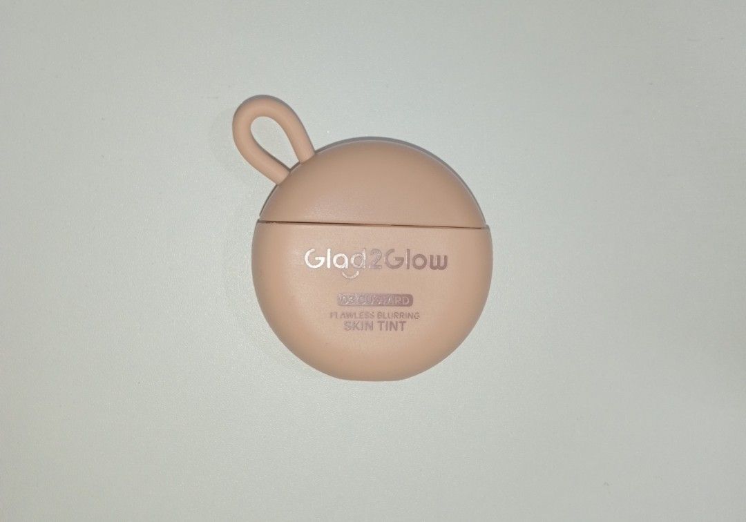 Glad2Glow Skin Tint (Category: Makeup) located in Minalin. Submitted by kitchieeee (Listing ID 1457354295, Image 1). Description: lightly used (swatch) - no box shade: custard location: pampanga rfs: decluttering payment first (vc or video sa product proof not scammer) mop: gcash, maya, bank transfer mod: j&t.