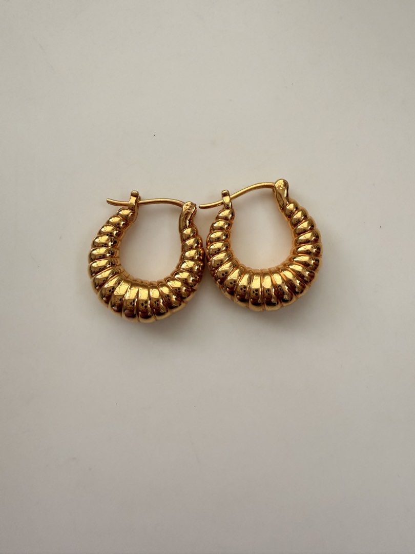 Gold Tone Textured Hoop Earrings (Category: Earrings) located in San Pedro. Submitted by tabacheengcheeng (Listing ID 1457430786, Image 2). Description: - Chunky gold tone hoop earrings - Ribbed texture all around - Classic hoop style - Post back closure - Diameter: approximately 2.5cm - Perfect for everyday or dressing up .
