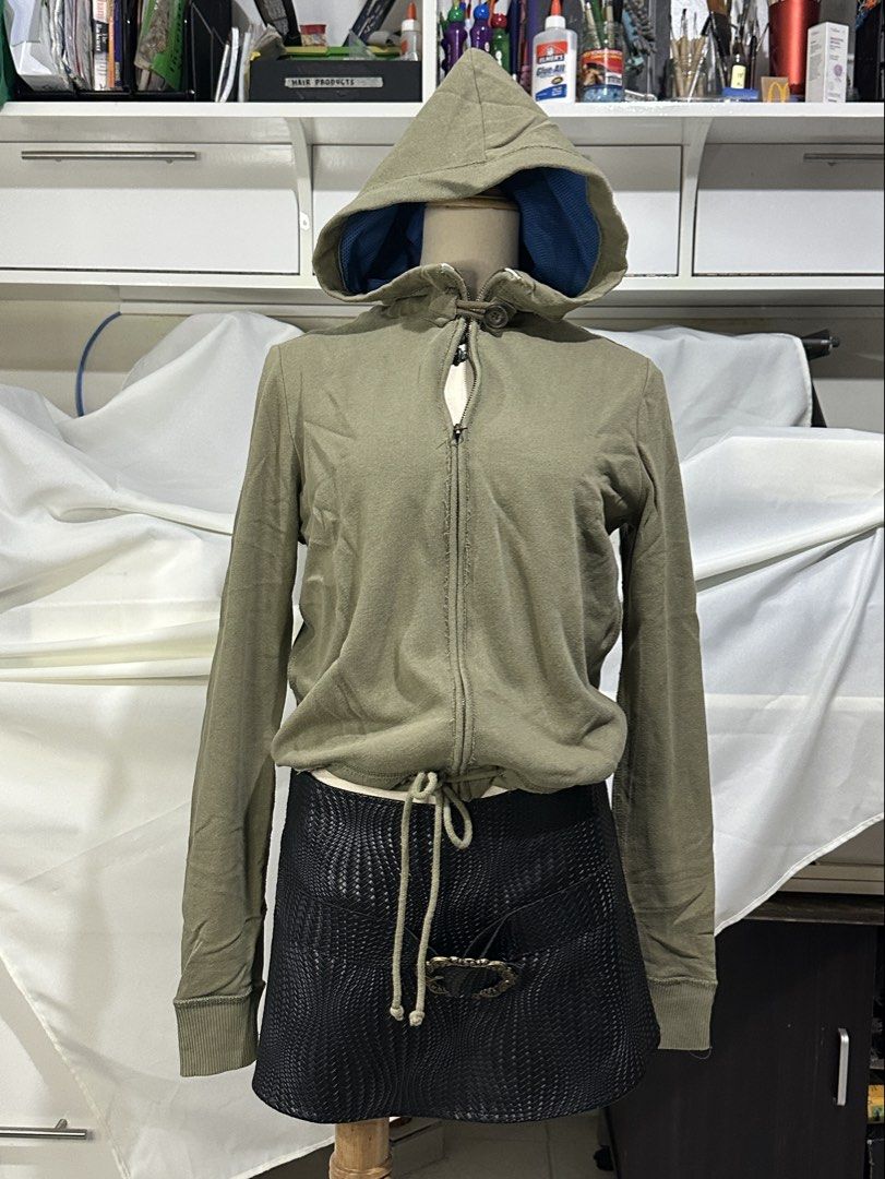 Green Semi Cropped Drawstring Jacket (Category: Coats, Jackets and Outerwear) located in Caloocan City. Submitted by 444keeps (Listing ID 1457426463, Image 2). Description: Hard to let go jacket! High quality material. You can adjust the drawstring if you want a “puffed” look :) Size XS on tag Fits XS-M.