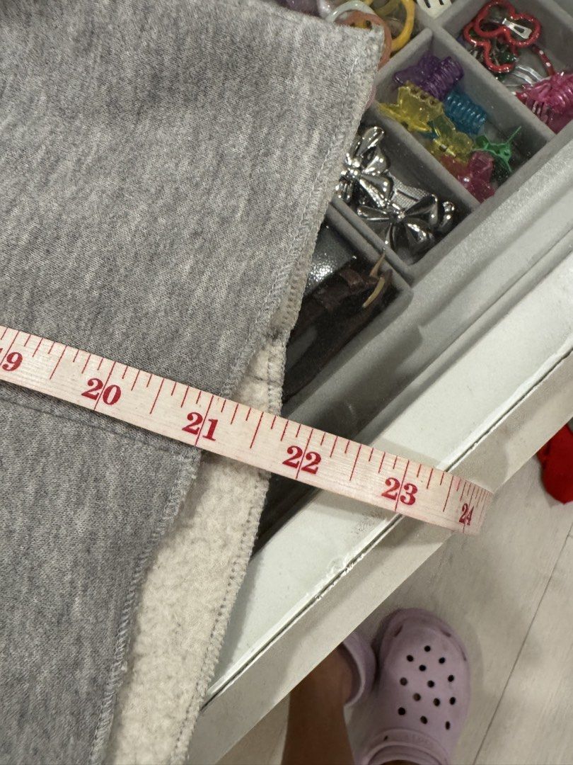Grey Crewneck Sweatshirt with Sherpa Lining (Category: Coats, Jackets and Outerwear) located in Pasig City. Submitted by vovothefool (Listing ID 1457512079, Image 3). Description: shoulder ” 21 length “ 22.