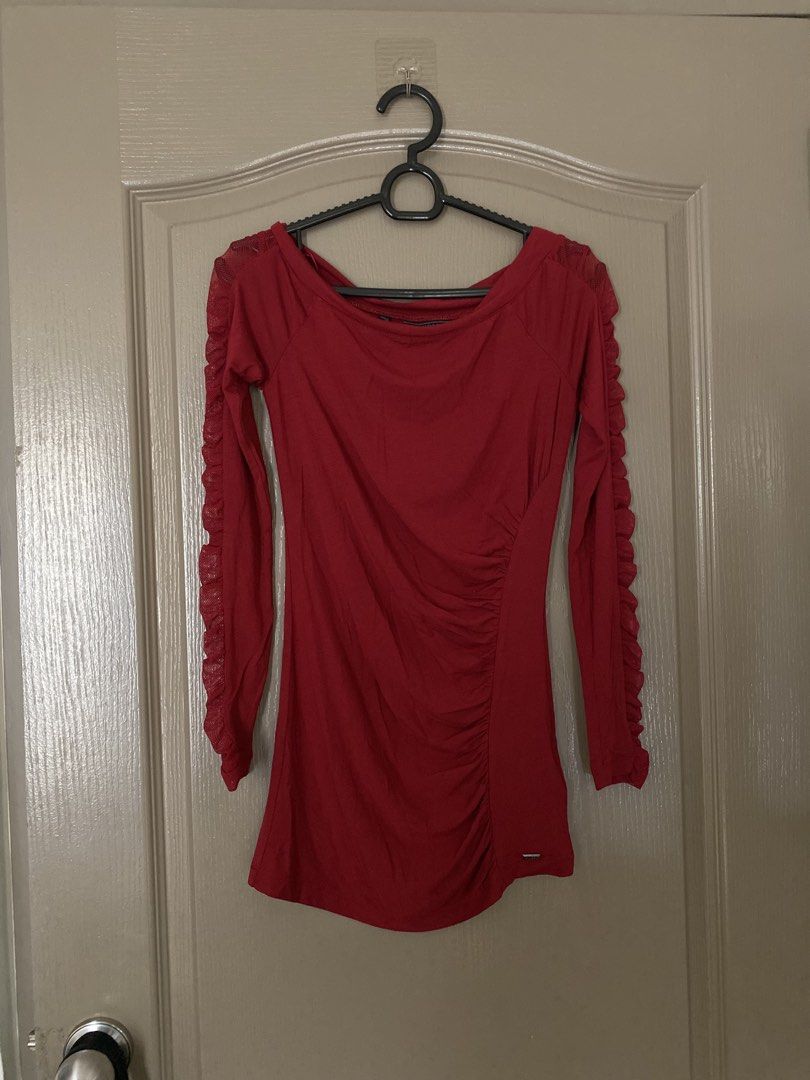 Guess Red Long Sleeve Top Size S (Category: Blouses) located in Pasig City. Submitted by fountainpenmd (Listing ID 1457333923, Image 1). Description: - Guess red long sleeve top - Size: S - Ruched detailing on the side - Mesh detailing on the sleeves - Super flattering and versatile 📌 Ongoing major decluttering 📌 Pre-loved item, sold as-is 📌 Please check all photos carefully.