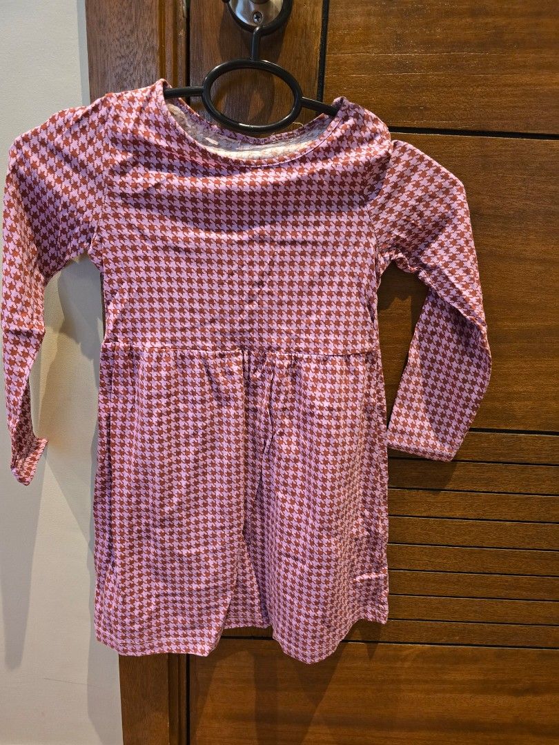 H&M long sleeve dress (Category: Babies & Kids Fashion) located in San Juan City. Submitted by bianca_0 (Listing ID 1457479005, Image 1). Description: brand: h&m fits 3-4yo well used twice ****some tags are cut off because my child doesnt feel comfortable with it..