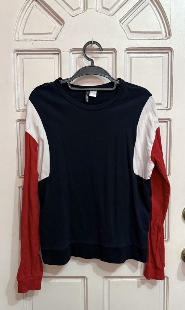 H&M Sweatshirt (Category: Coats, Jackets and Outerwear) located in San Pedro. Submitted by a_styles (Listing ID 1457357278, Image 1). Description: ⭐️ M, US 6 - Unisex ⭐️ No when worn pics 📍Pacita, San Pedro, Laguna MOP💰: GCASH/Maya/SeaBank/BPI MOD🚚: Lalamove/JNT .