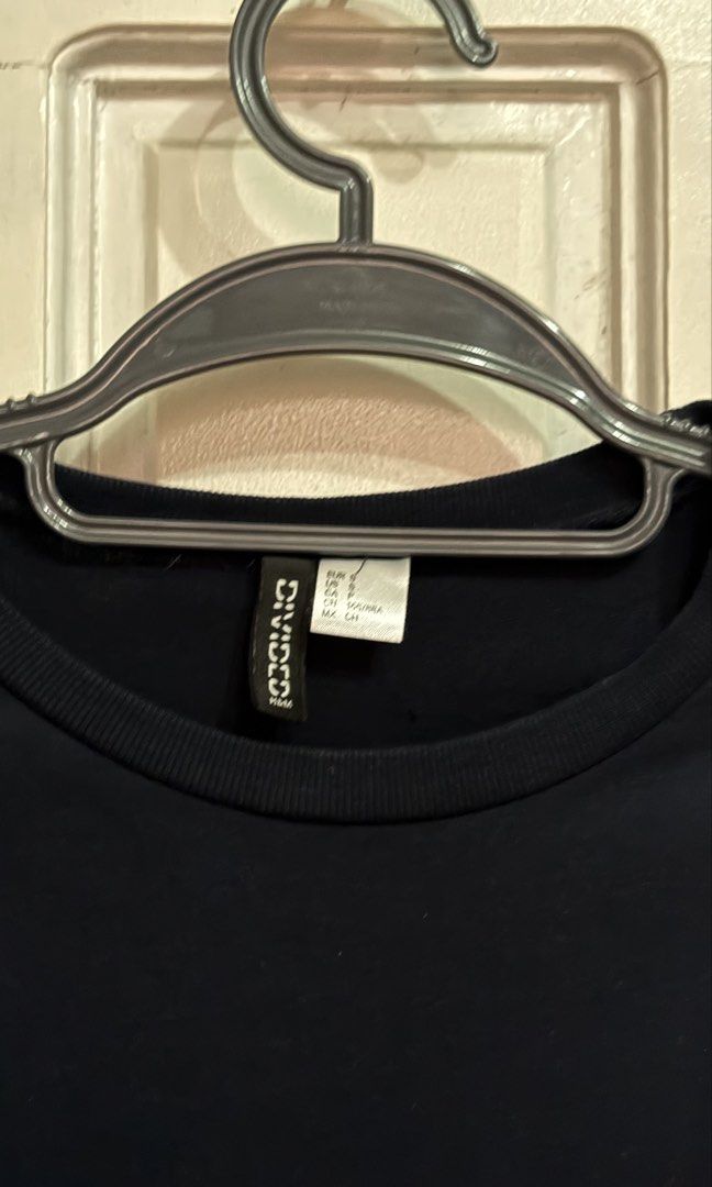 H&M Sweatshirt (Category: Coats, Jackets and Outerwear) located in San Pedro. Submitted by a_styles (Listing ID 1457357278, Image 2). Description: ⭐️ M, US 6 - Unisex ⭐️ No when worn pics 📍Pacita, San Pedro, Laguna MOP💰: GCASH/Maya/SeaBank/BPI MOD🚚: Lalamove/JNT .