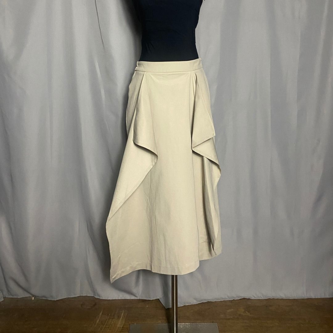 Initial Square Frill Skirt in Beige (Category: Skirts) located in Las Pinas. Submitted by ipickyou (Listing ID 1457458139, Image 1). Description: Unwashed Condition: 10/10 𝗠𝗲𝗮𝘀𝘂𝗿𝗲𝗺𝗲𝗻𝘁𝘀 𝘄𝗵𝗲𝗻 𝗹𝗮𝗶𝗱 𝗳𝗹𝗮𝘁: -Waist: 13-16” -Length: 29”.