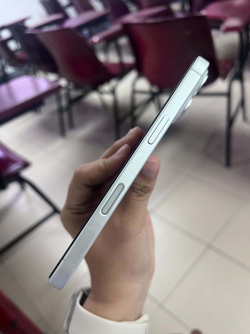 iPhone 17 base (Category: iPhone 17 Series) located in Manila. Submitted by bndthetrnd (Listing ID 1457367170, Image 2). Description: - lady owned - can do meet up - with box and charger - still under warranty 94% battery health rfs: spare phone .