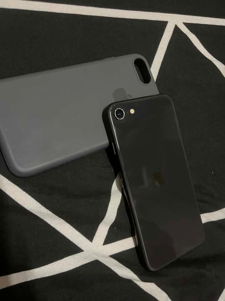 iphone se 2nd gen (Category: iPhone SE Series) located in Manila. Submitted by mightyocean_85ab98 (Listing ID 1457460569, Image 1). Description: no issue .