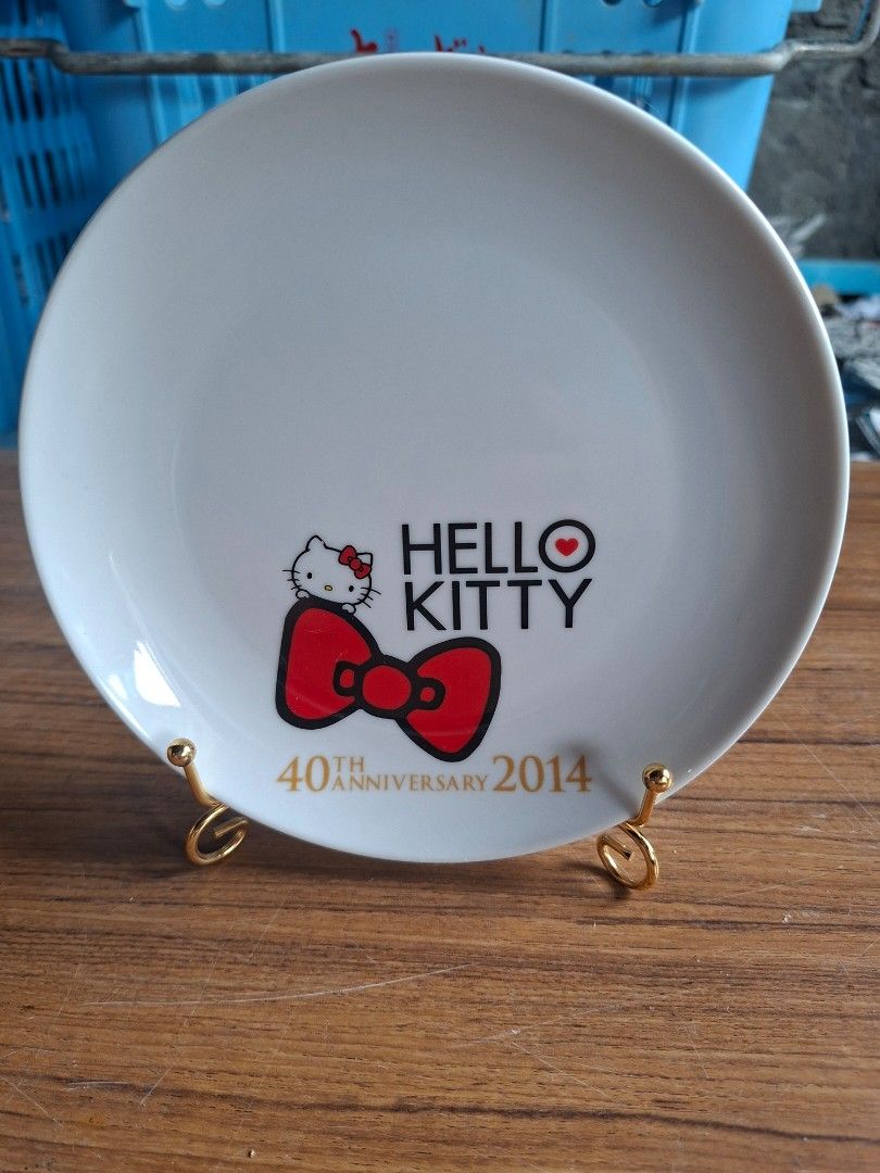 Lawson Hello Kitty Plate 40th anniversary (Category: Dinnerware & Cutlery) located in Consolacion. Submitted by luxekerei (Listing ID 1457404886, Image 1). Description: - 16cm diameter - shows a white Sanrio Hello Kitty 40th Anniversary ceramic plate from a 2014 Lawson collaboration featuring a bold red bow..