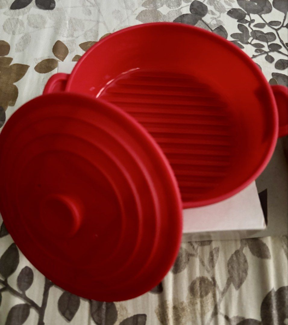 LE CREUSET (Category: Food Organization & Storage) located in Davao. Submitted by maria368 (Listing ID 1457374790, Image 3). Description: Silicone 6” or 700ml red and 3 plastic container 4” or 370ml color red green n red.