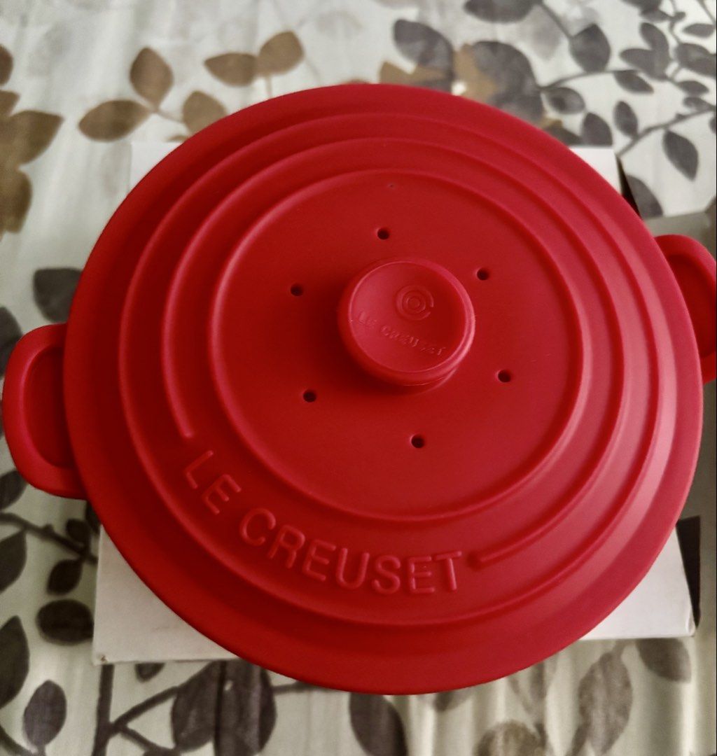 LE CREUSET (Category: Food Organization & Storage) located in Davao. Submitted by maria368 (Listing ID 1457374790, Image 2). Description: Silicone 6” or 700ml red and 3 plastic container 4” or 370ml color red green n red.