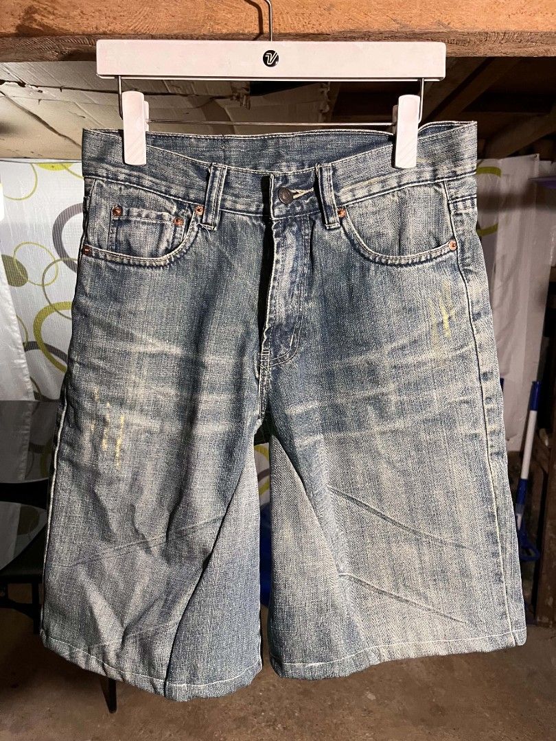 Levi's Short/Jorts Cut and Extension (Category: Shorts) located in Butuan. Submitted by jefgardoce_collection (Listing ID 1457352564, Image 2). Description: Levi's Short/Jorts Cut and Extension, Good Condition and details is visible in the pictures. Waist 29 Length 21 Leg 22.