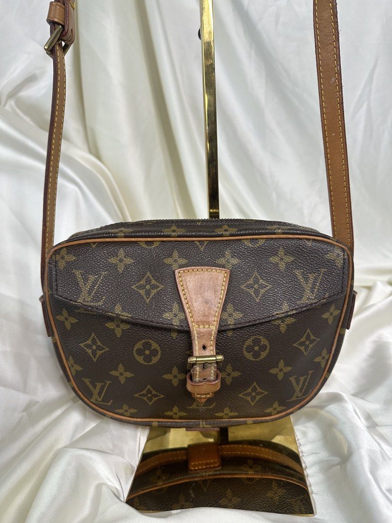 LV Jeune Fille (Category: Cross-body Bags) located in Taytay. Submitted by lucila_felisa_ (Listing ID 1457417917, Image 1). Description: Rank AB 100 % money back guaranteed original.