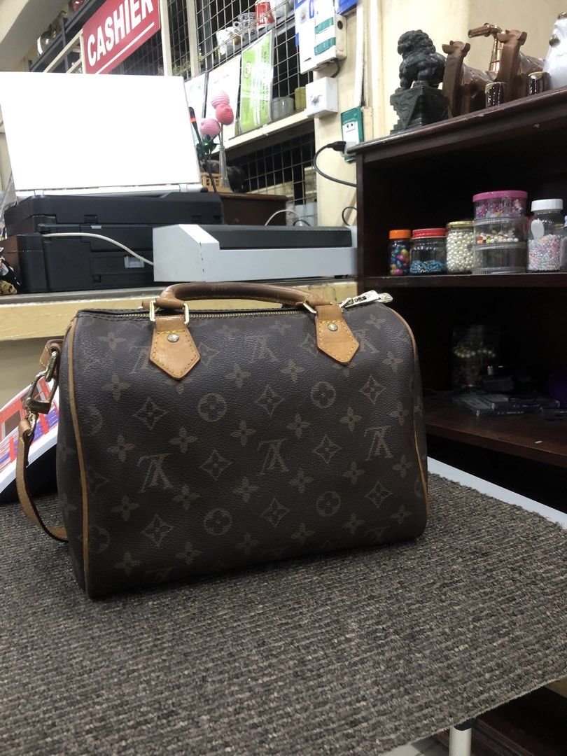 LV SPEEDY BAG (Category: Luxury Bags & Wallets) located in Manila. Submitted by beyondessence (Listing ID 1457363293, Image 1). Description: SPEEDY LV 25 EXCELLENT CONDITION RANK A/B J&T EXPRESS.