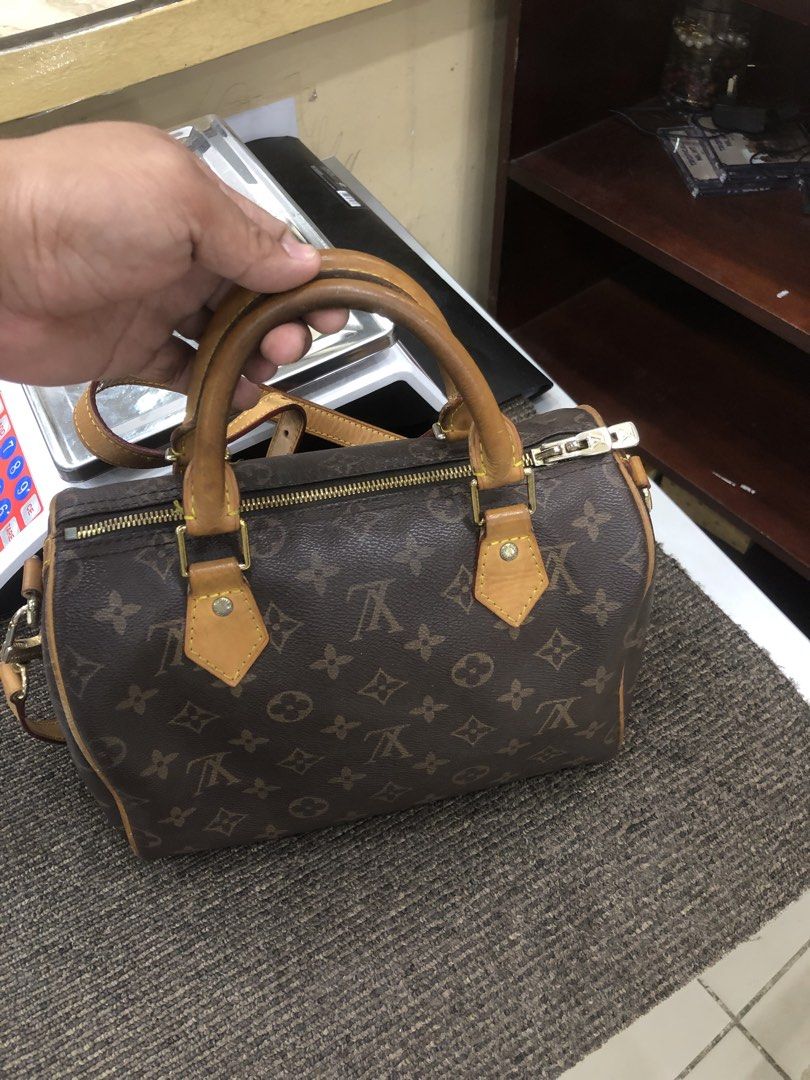 LV SPEEDY BAG (Category: Luxury Bags & Wallets) located in Manila. Submitted by beyondessence (Listing ID 1457363293, Image 2). Description: SPEEDY LV 25 EXCELLENT CONDITION RANK A/B J&T EXPRESS.