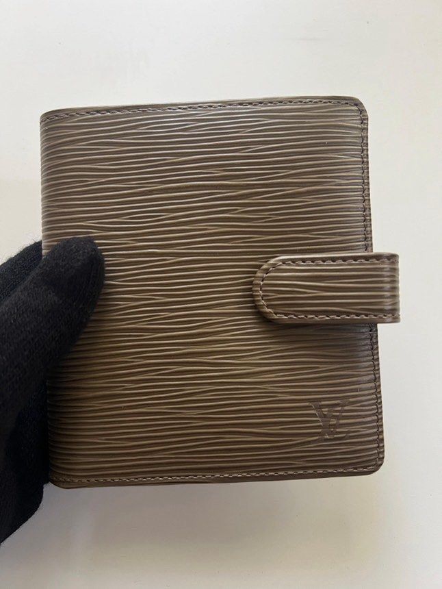 LV Wallet Epi Leather (Category: Luxury Bags & Wallets) located in Muntinlupa City. Submitted by onemanila (Listing ID 1457412589, Image 1). Description: This comes in a very nice taupe color. The wallet is wery well used. It is very durable and has compartments for bills, coins and cards. .