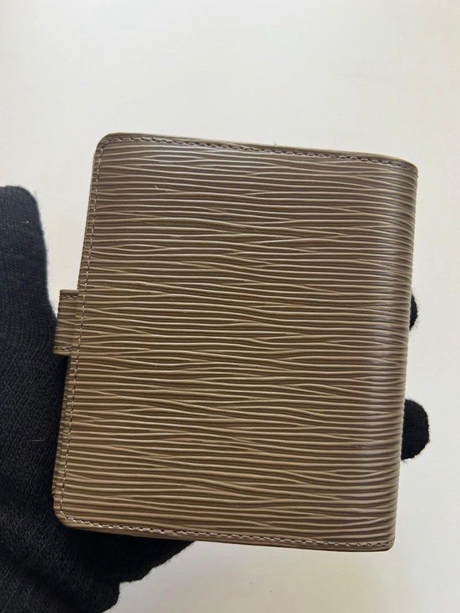 LV Wallet Epi Leather (Category: Luxury Bags & Wallets) located in Muntinlupa City. Submitted by onemanila (Listing ID 1457412589, Image 3). Description: This comes in a very nice taupe color. The wallet is wery well used. It is very durable and has compartments for bills, coins and cards. .