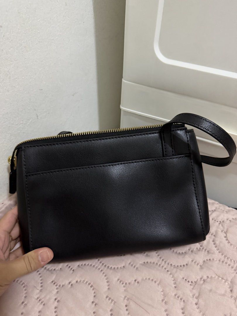 Marc Jacobs Black Leather Crossbody Bag (Category: Luxury Bags & Wallets) located in Manila. Submitted by frescyann14 (Listing ID 1457476659, Image 2). Description: - Authentic Marc Jacobs black leather crossbody bag - Elegant gold hardware details - Convenient exterior pocket - Secure zippered main compartment - Interior pocket for essentials - Comes with care card.