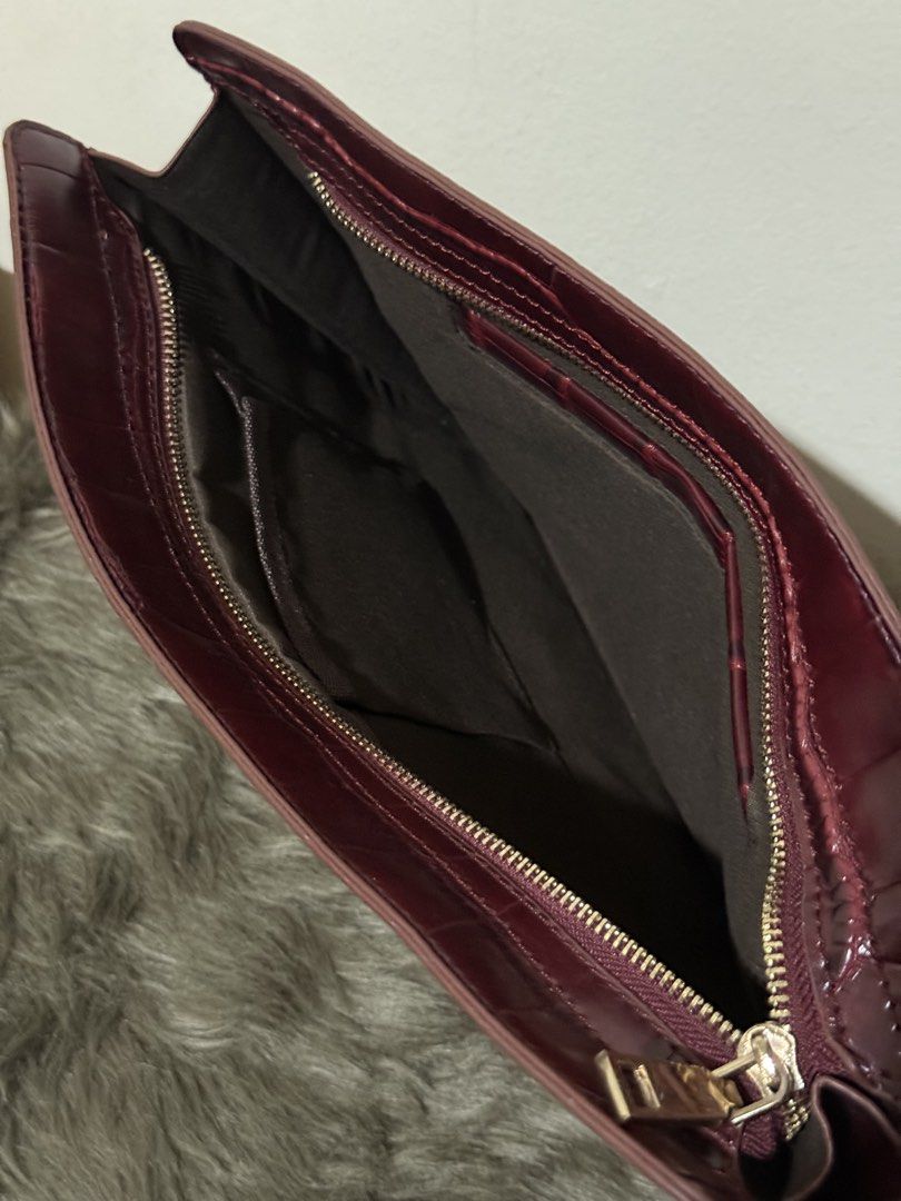 Maroon Clutch Large (11x8 inches) (Category: Purses & Pouches) located in Surigao. Submitted by surplusbox (Listing ID 1457400098, Image 2). Description: 11x8 inches kasya ipad, croc gandaa.