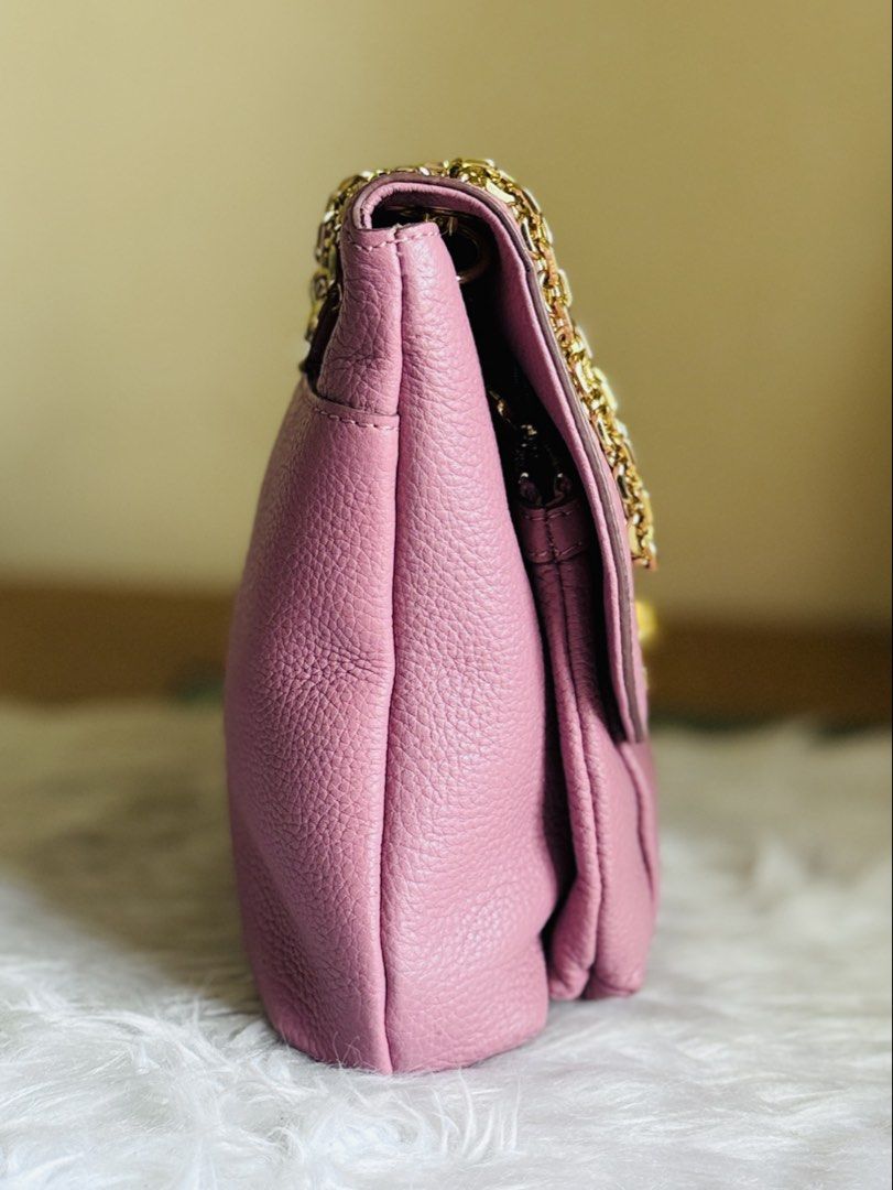 MCM (Category: Luxury Bags & Wallets) located in Manila. Submitted by vhenicekle16690 (Listing ID 1457466478, Image 3). Description: MCM Rose Pink Leather Chain Link Bag Authentic Approx. Size (CM): 27 x 19 x 9 Material: Leather Country of Origin: Korea ***Video call available upon request to verify the item and confirm legitimacy before purchase..
