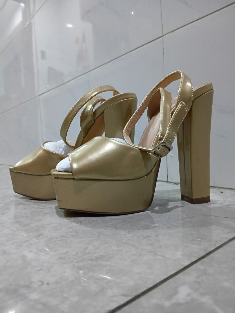 Metallic Gold 5inches heels (Category: Heels) located in Manila. Submitted by elixir26 (Listing ID 1457507352, Image 2). Description: 5inches heels metallic gold.