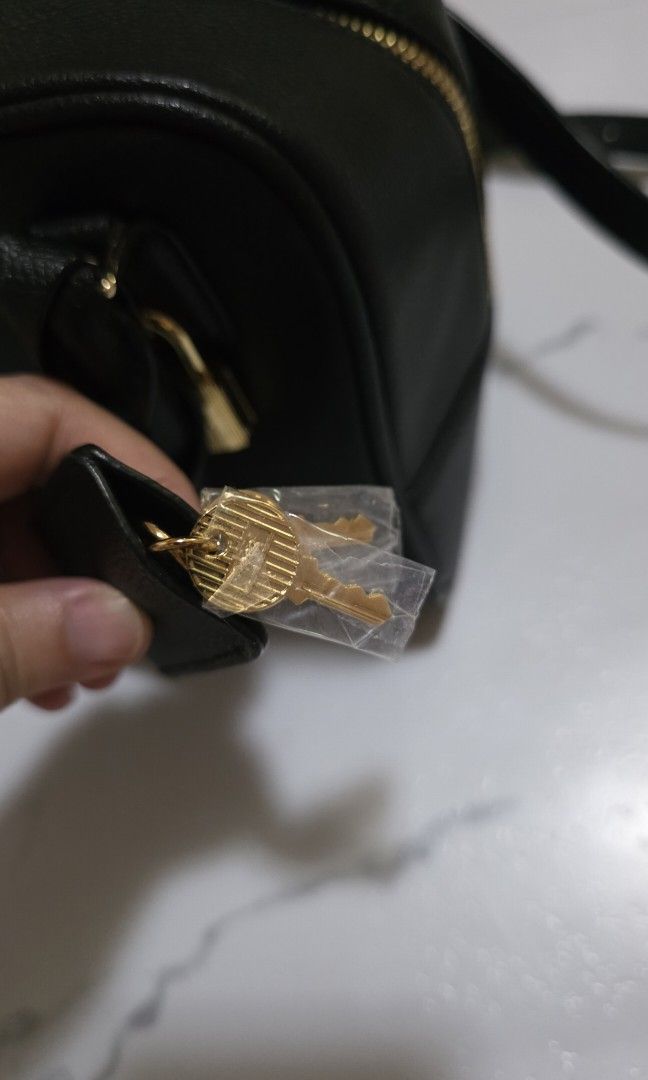 Metro City (Category: Cross-body Bags) located in Ozamiz City. Submitted by 2ndhand_wallets (Listing ID 1457336906, Image 3). Description: .