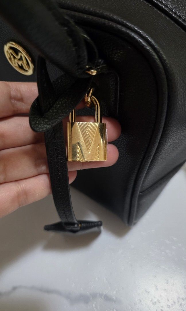 Metro City (Category: Cross-body Bags) located in Ozamiz City. Submitted by 2ndhand_wallets (Listing ID 1457336906, Image 2). Description: .