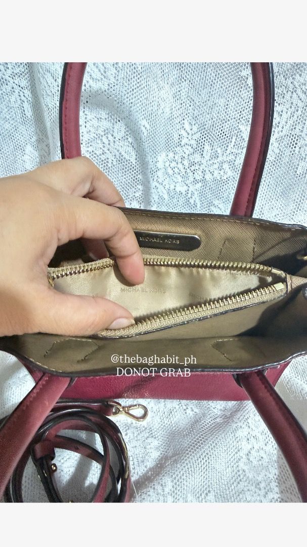 MICHAEL KORS - Two-tone Mercer Leather Bag (Category: Luxury Bags & Wallets) located in Caloocan City. Submitted by swiftcat.208e91 (Listing ID 1457366148, Image 3). Description: MICHAEL KORS - Two-tone Mercer Leather Bag 👛 Mercer Small Size 👛 Pebbled Pink Leather 👛 Crossbody Bag 👛 100% AUTHENTIC ORIGINAL 👛 Preloved Bag 👛 Flaw: Creases and loose thread on sling. Color is not as bright. See photos. - Crafted from durable textured leather. - 