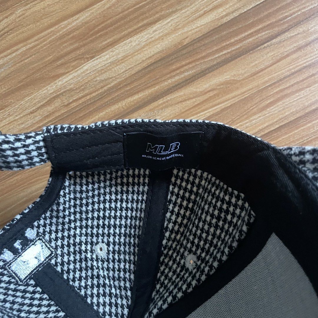 MLB 9FORTY New York Yankees Houndstooth Cap (Category: Caps & Hats) located in General Mariano Alvarez. Submitted by 4117_thriftnthrive (Listing ID 1457418473, Image 3). Description: In excellent condition No flaws Size: OSFA ₱750 Plus Shipping Fee .