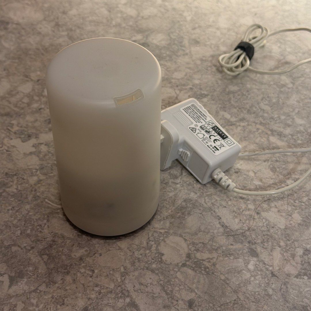 Muji diffuser （分類：其他家居傢俬）位於 Hong Kong。 由 wcgggg 提交（商品編號 1457458471，圖片 1）。簡介： Selling this Muji diffuser, perfect for creating a relaxing atmosphere at home. Comes with its original power adapter. Easy to use and clean, just add your favorite essential oils and water. It's a lovely addition to any room, giving off a soft, ambient glow. Grab it now!。