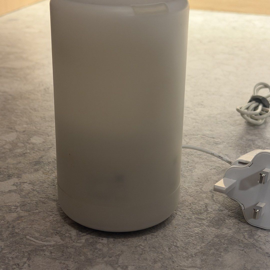Muji diffuser （分類：其他家居傢俬）位於 Hong Kong。 由 wcgggg 提交（商品編號 1457458471，圖片 2）。簡介： Selling this Muji diffuser, perfect for creating a relaxing atmosphere at home. Comes with its original power adapter. Easy to use and clean, just add your favorite essential oils and water. It's a lovely addition to any room, giving off a soft, ambient glow. Grab it now!。