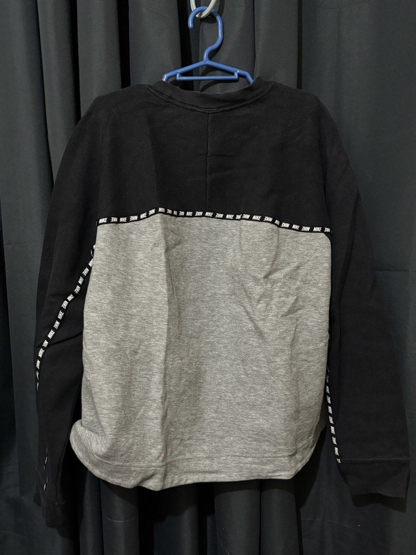 Nike Raglan Sweatshirt Grey Black Logo (Category: Coats, Jackets and Outerwear) located in Iligan City. Submitted by kitkatdeclutters (Listing ID 1457452020, Image 2). Description: - Authentic Nike raglan sweatshirt - Color: Grey body with black sleeves - Large Nike logo graphic on the front - Comfortable crew neck with branded inner tape - Convenient side pockets - Ideal for casual and everyday wear.