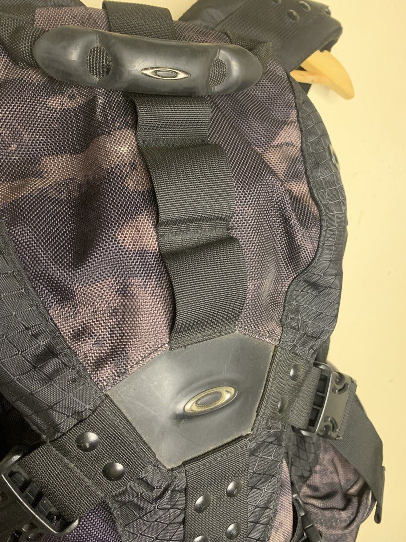 Oakley backack (Category: Backpacks) located in Aloran. Submitted by chester78864 (Listing ID 1457461705, Image 2). Description: -Oakley icon -flaw on last pic. still working. and minor scratch. sign of usage. good condition pa - Stylish brown tote bag - Durable canvas material - Spacious interior - Classic and versatile design.