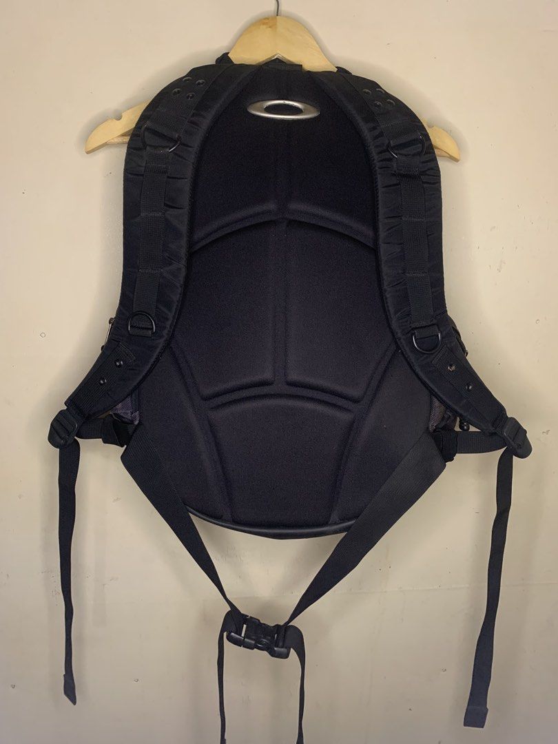 Oakley backack (Category: Backpacks) located in Aloran. Submitted by chester78864 (Listing ID 1457461705, Image 3). Description: -Oakley icon -flaw on last pic. still working. and minor scratch. sign of usage. good condition pa - Stylish brown tote bag - Durable canvas material - Spacious interior - Classic and versatile design.