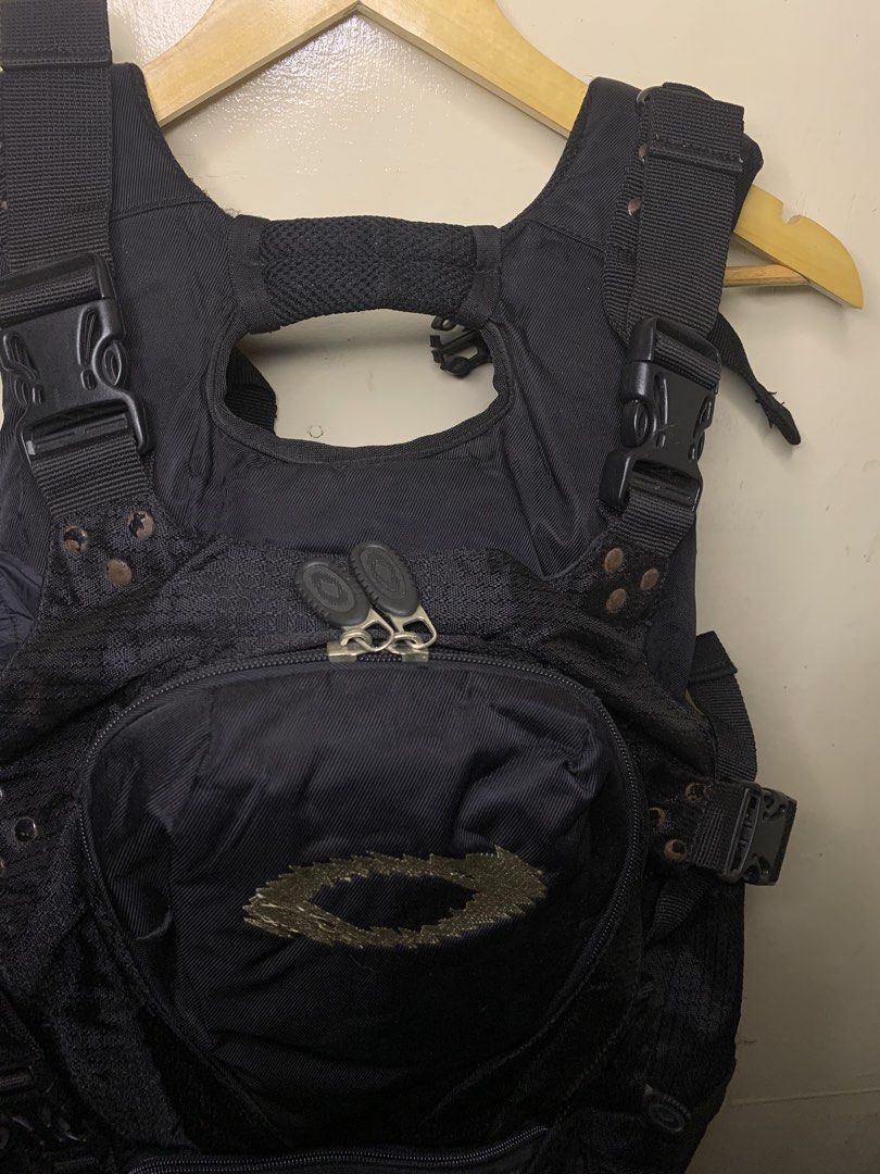 Oakley Black Tactical Backpack (Category: Backpacks) located in Aloran. Submitted by chester78864 (Listing ID 1457459541, Image 2). Description: - Black Oakley backpack - Multiple compartments and pockets for ample storage - Adjustable straps for a comfortable, customized fit - Made with durable material for long-lasting use - Ideal for everyday carry or outdoor activities - Prominent Oakley logo on the front.