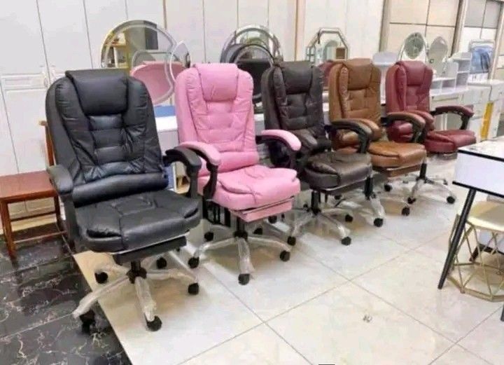 Office chair (Category: Looking For) located in Manila. Submitted by zealshark_101b0c (Listing ID 1457437027, Image 1). Description: .