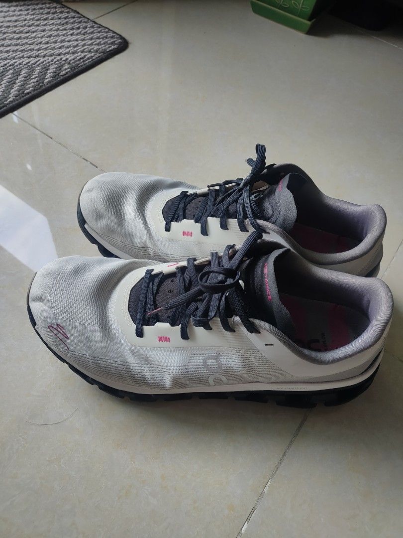 On Cloud （分類：波鞋）位於 Hong Kong。 由 bunnyuncle 提交（商品編號 1457366247，圖片 1）。簡介： on cloud x distance eu44/us10/jp28cm 約七成新,無穿無爛 所見所得,議價不回。