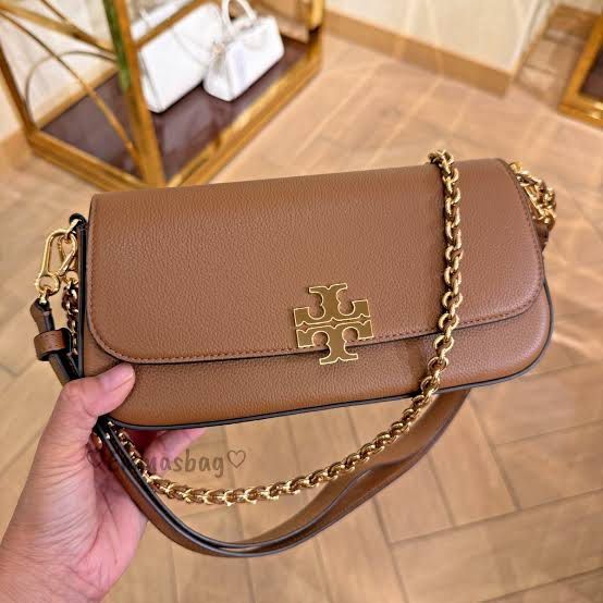 💯ORIGINAL TORY BURCH BRITTEN CONVERTIBLE SHOULDER BAG NEW VERSION (Category: Shoulder Bags) located in Quezon City. Submitted by ashongsstore (Listing ID 1457330971, Image 1). Description: ✨ T0RY BURCH BRITTEN CONVERTIBLE SHOULDER BAG ✨ 🇵🇭AVAILABLE🇵🇭 Timeless, polished, and effortlessly chic. 🤎 The Britten Convertible Shoulder Bag in Pebbled Leather is the perfect everyday bag for those who love understated luxury. 🤍 Premium pebbled leathe