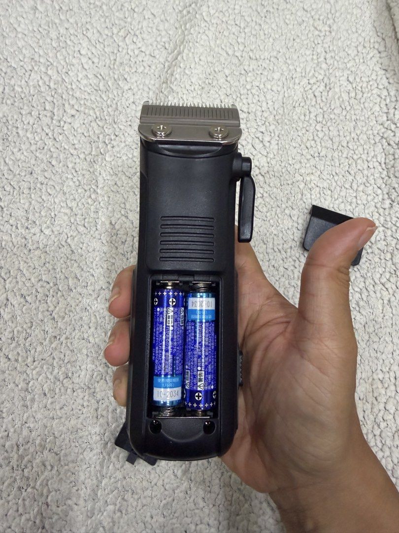 Oster Cordless Hair Clipper (Category: Hair) located in Pasig City. Submitted by jgbeautique (Listing ID 1457435600, Image 3). Description: RFS: decluttering No defect at all - Oster cordless hair clipper - Includes blade cover - Ideal for pet hair trimming - Works well.