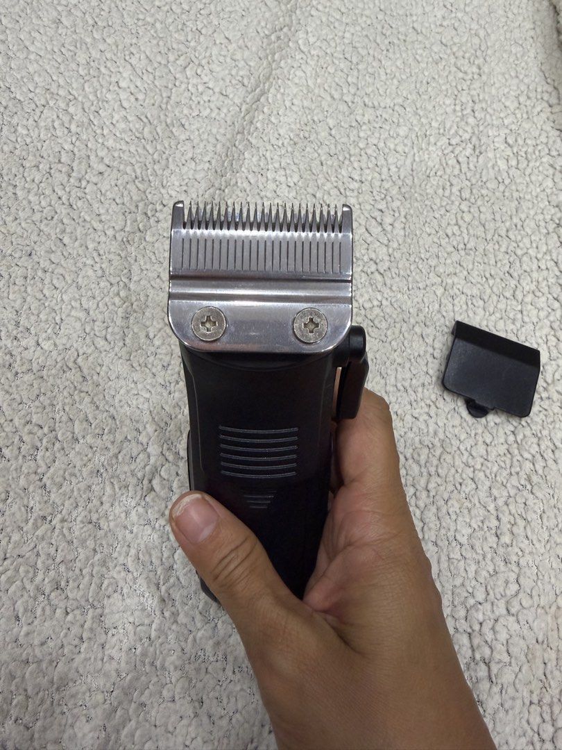 Oster Cordless Hair Clipper (Category: Hair) located in Pasig City. Submitted by jgbeautique (Listing ID 1457435600, Image 2). Description: RFS: decluttering No defect at all - Oster cordless hair clipper - Includes blade cover - Ideal for pet hair trimming - Works well.