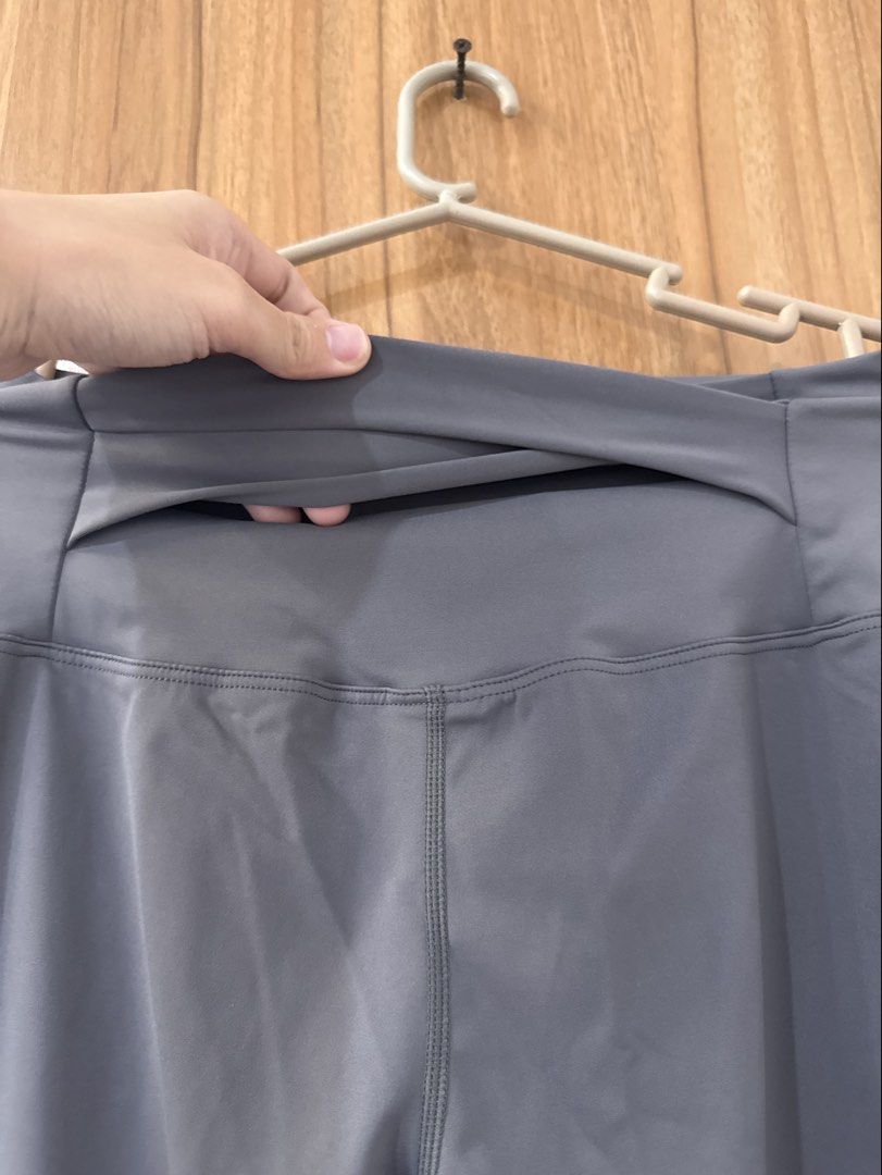 Polyester Flared Pants (Category: Activewear) located in Manila. Submitted by elixir26 (Listing ID 1457366512, Image 2). Description: Can fit XS-S.