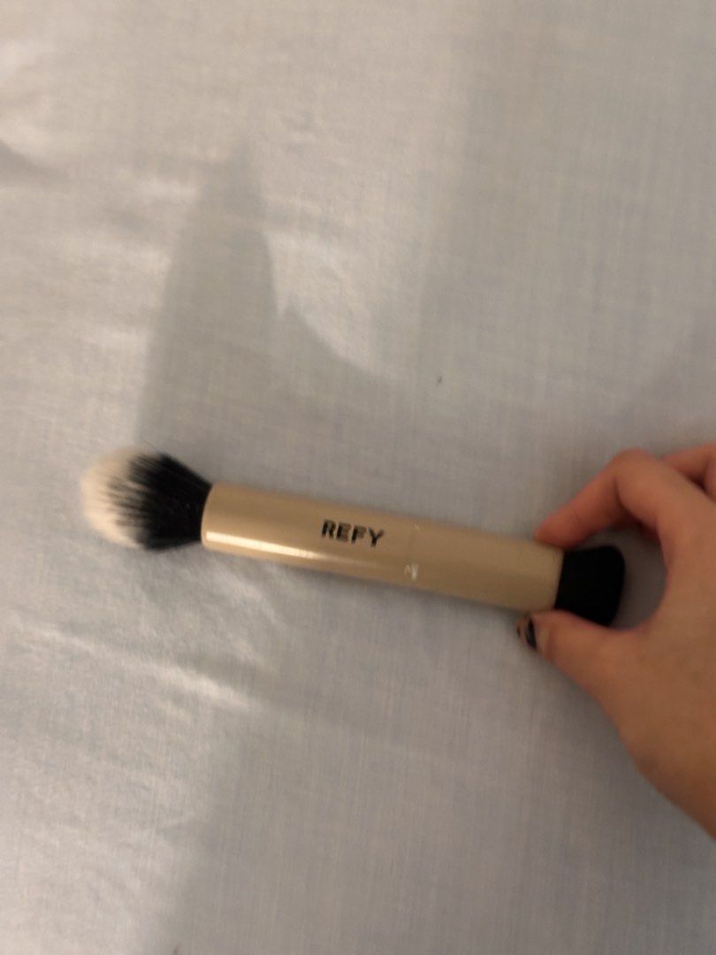 Preloved REFY Makeup Brush authentic (Category: Makeup) located in Manila. Submitted by vccustods339 (Listing ID 1457386527, Image 2). Description: Rfs: no longer need, decluttering Please refer to photos for the issues!! Some of the paint is scraping off but otherwise, the bristles are in good condition. Message me for more details! :).